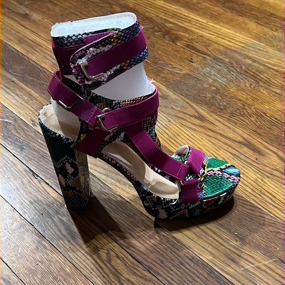 Multi Color Snake Print sz 11 Heels - Picture 2 of 6